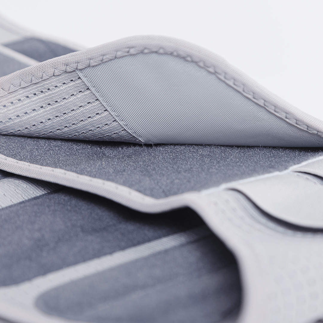 Cinta lombar ortopédica com hastes de sustentação, confeccionada em neoprene e elástico respirável para estabilização da região lombar e alívio de dores, combina tecidos respiráveis de alta densidade com fechos reguláveis para máxima adaptação corporal.