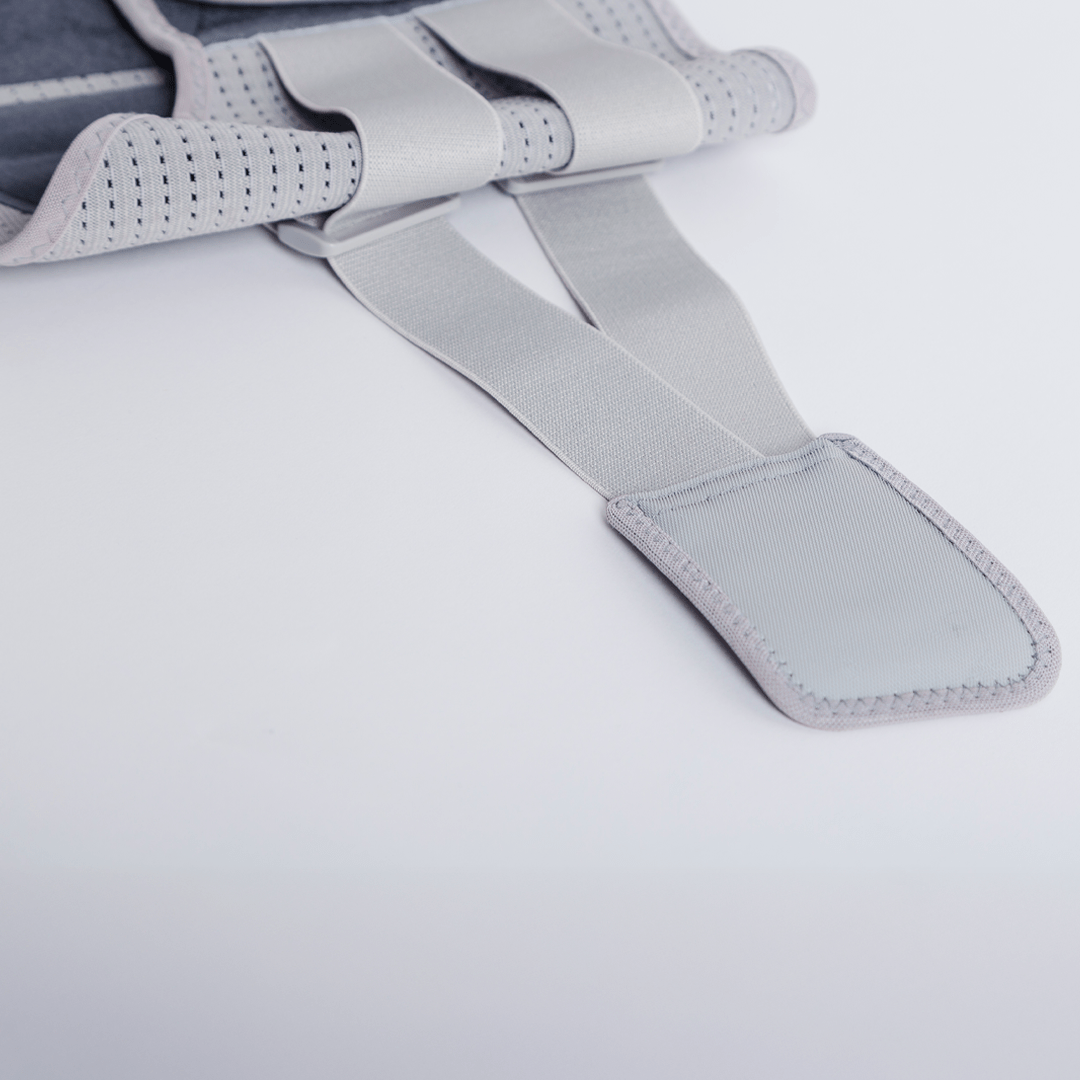 Cinta lombar ortopédica com hastes de sustentação, confeccionada em neoprene e elástico respirável para estabilização da região lombar e alívio de dores, proporciona suporte estabilizador de excelência para prevenção de desvios posturais e lesões musculares.