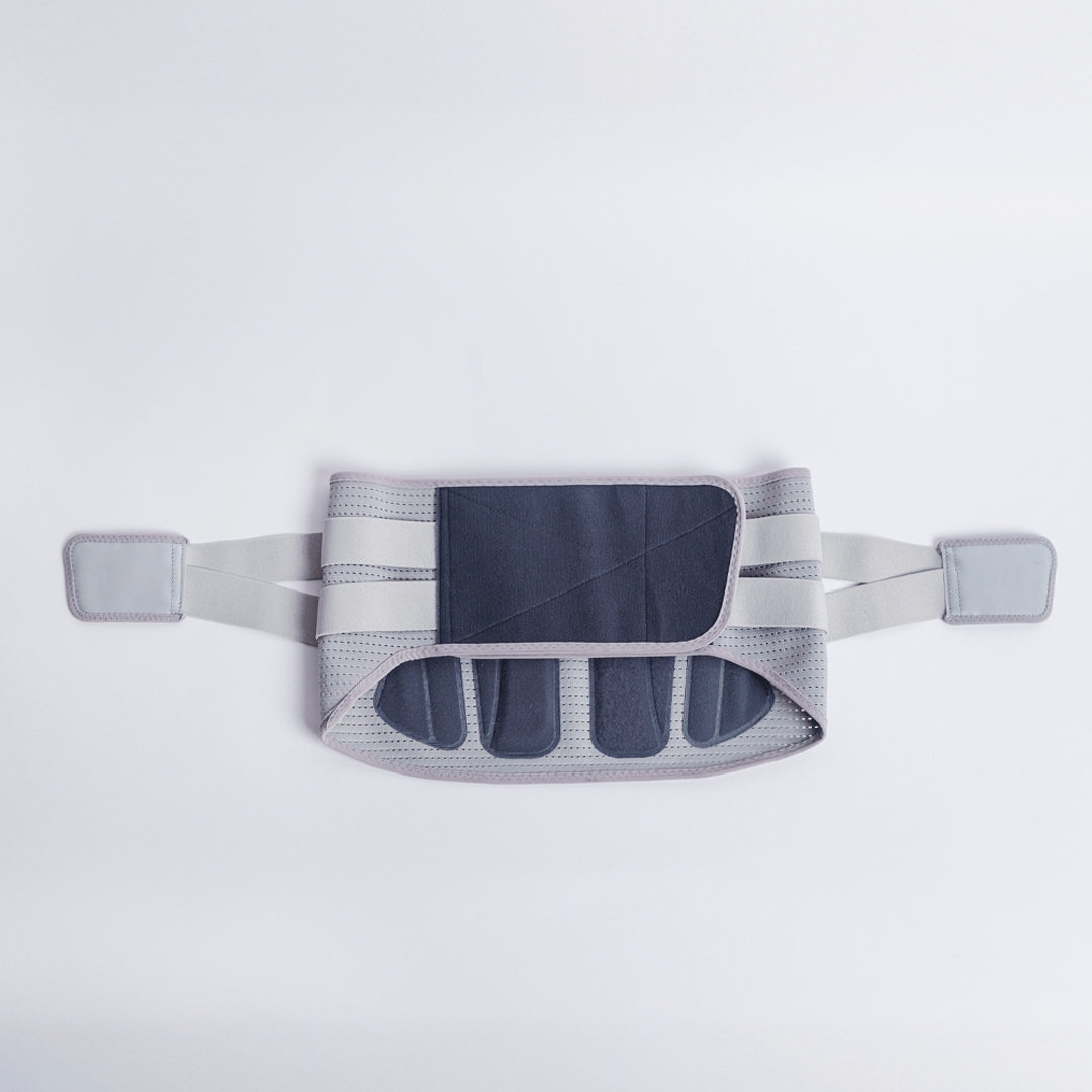 Cinta lombar ortopédica com hastes de sustentação, confeccionada em neoprene e elástico respirável para estabilização da região lombar e alívio de dores, peça essencial da linha recover para controle de mobilidade, compressão adequada e proteção articular.