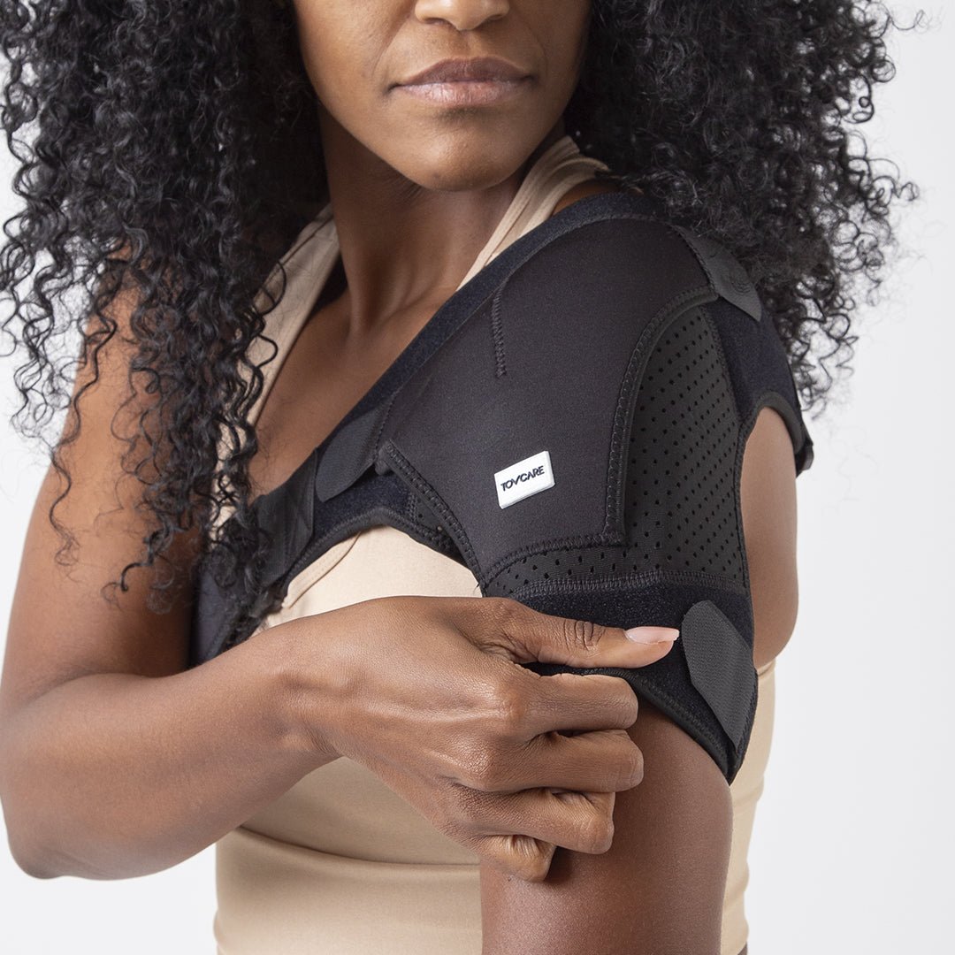 Suporte ortopédico articulado para ombro e manguito rotador, confeccionado em neoprene de alta retenção térmica e tiras de compressão reguláveis, desenvolvido com design ergonômico que garante ajuste anatômico e liberdade de movimento segura.