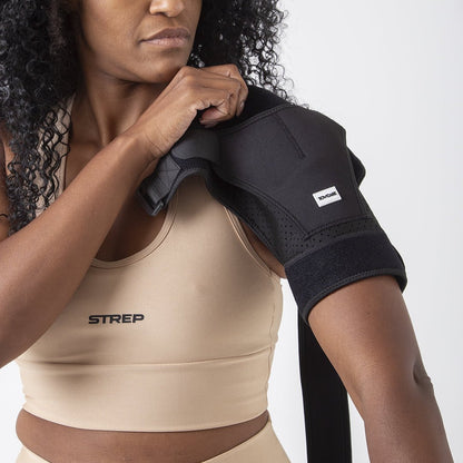 Suporte ortopédico articulado para ombro e manguito rotador, confeccionado em neoprene de alta retenção térmica e tiras de compressão reguláveis, peça essencial da linha recover para proteção articular, compressão adequada e recuperação rápida.