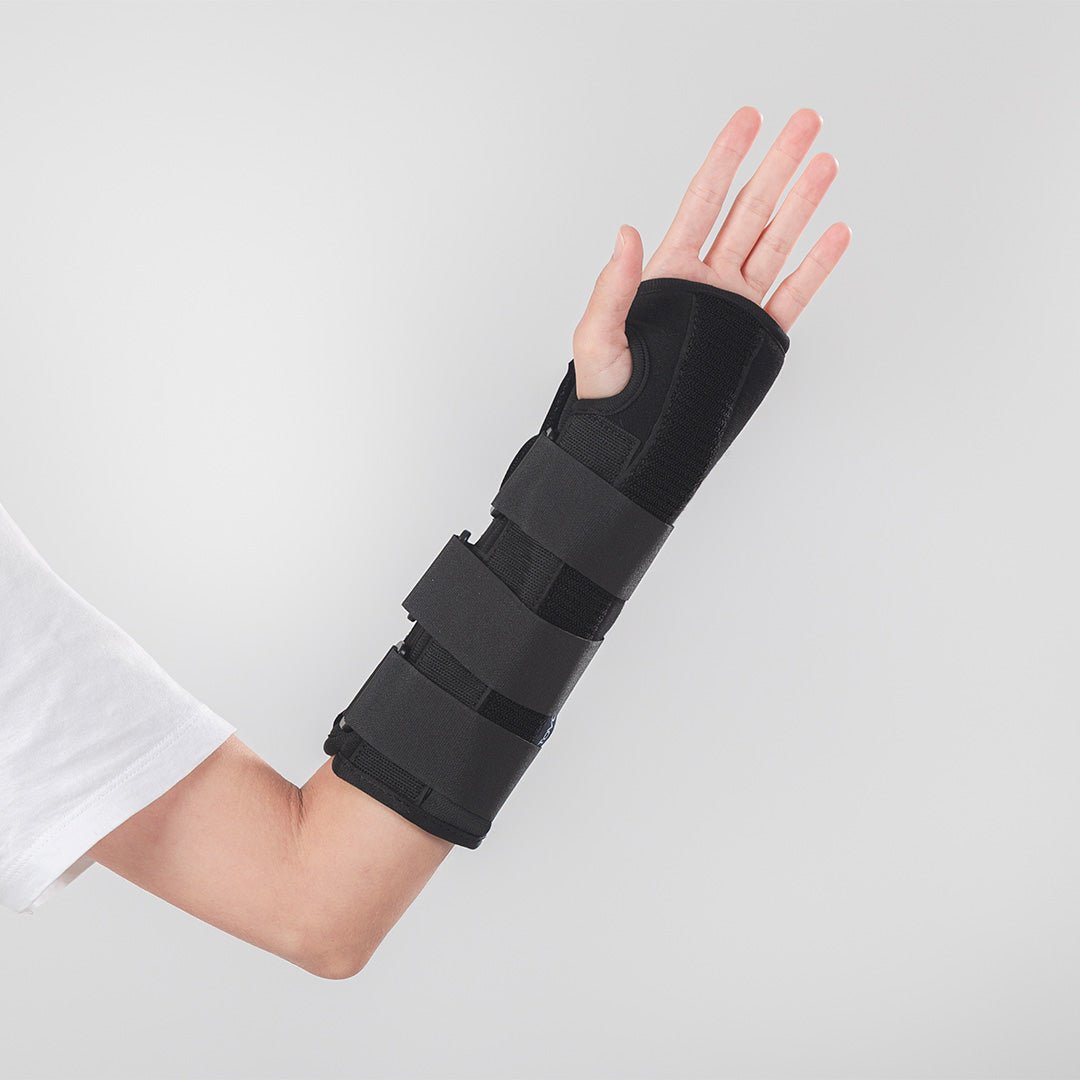 Tala estabilizadora para antebraço e punho, projetada em tecido acolchoado e respirável com hastes de sustentação para alta firmeza, desenvolvido com design ergonômico que garante ajuste anatômico e liberdade de movimento segura.