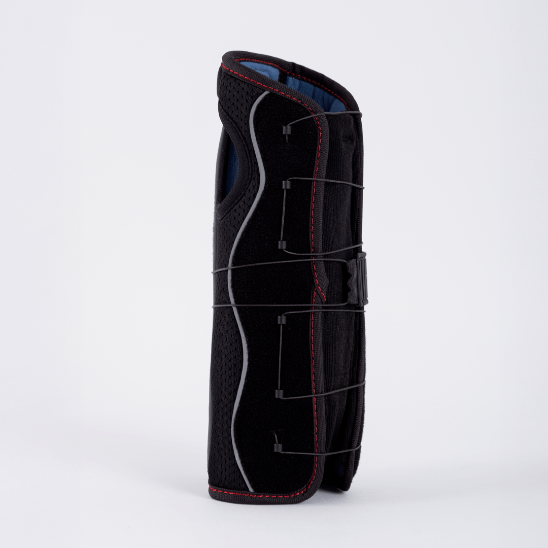 Tala ortopédica estabilizadora de punho e pulso, confeccionada em tecido compressivo e transpirável com tala rígida de suporte central, peça essencial da linha recover para proteção articular, compressão adequada e recuperação rápida.