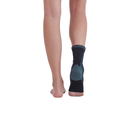 Tornozeleira elástica ortopédica com almofada de silicone, projetada em tecido de compressão com protetor de silicone para proteção dos maleolos e estabilização do tornozelo, combina elasticidade multidirecional, suporte direcionado e tecido leve para uso prolongado.