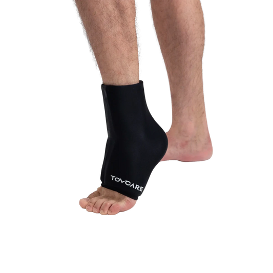 Tornozeleira com gel térmico para crioterapia e recuperação, confeccionada com gel flexível que envolve a articulação para redução de edemas e torções, acessório térmico de alta performance da linha Gelcare para alívio de tensões, espasmos musculares e analgesia.