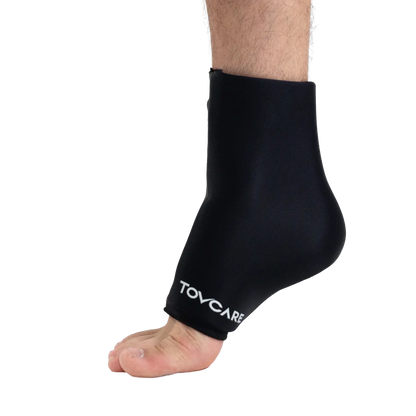Tornozeleira com gel térmico para crioterapia e recuperação, confeccionada com gel flexível que envolve a articulação para redução de edemas e torções, desenvolvido com gel térmico não tóxico que mantém a temperatura por mais tempo com adaptação anatômica total.