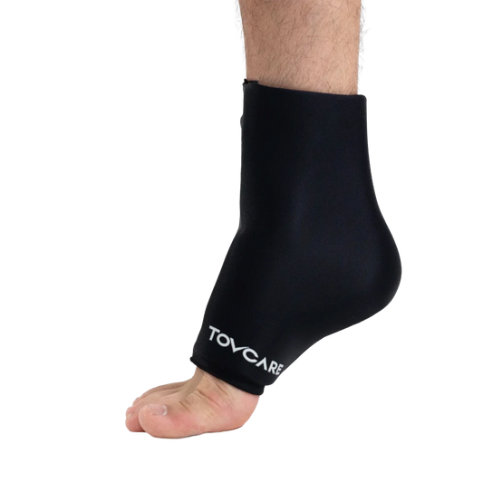 Tornozeleira com gel térmico para crioterapia e recuperação, confeccionada com gel flexível que envolve a articulação para redução de edemas e torções, desenvolvido com gel térmico não tóxico que mantém a temperatura por mais tempo com adaptação anatômica total.