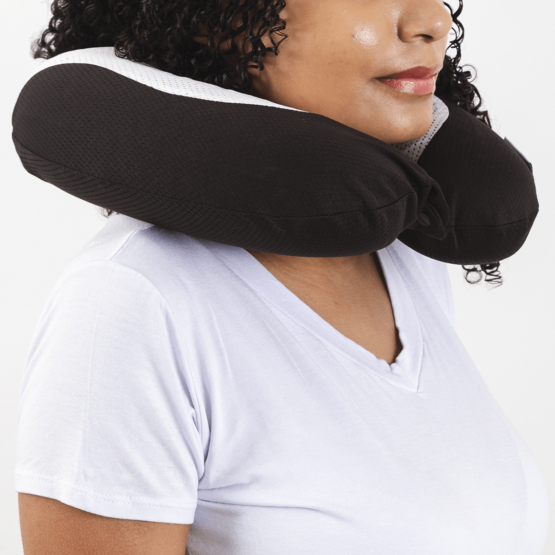 Travesseiro de pescoço anatômico para viagem e repouso, estruturado com espuma de memória de alta densidade para suporte firme da região cervical, uma solução ergonômica indispensável para prevenção de dores na coluna, melhora da circulação e relaxamento.