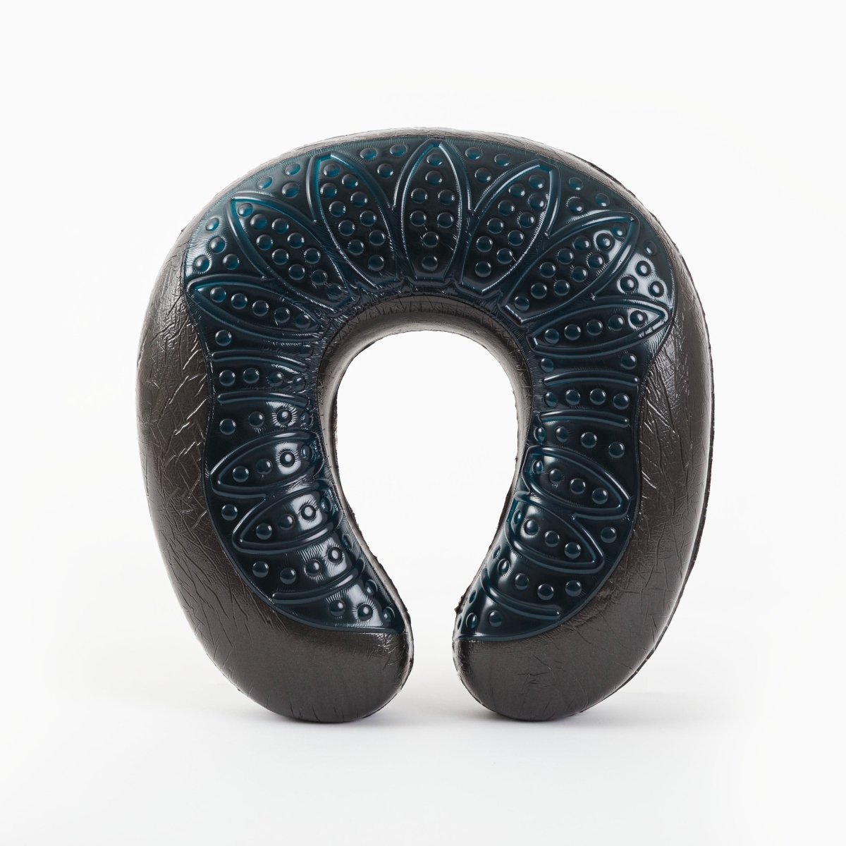 Travesseiro de pescoço anatômico para viagem e repouso, estruturado com espuma de memória de alta densidade para suporte firme da região cervical, desenvolvido com tecnologia de gel refrescante e espuma viscoelástica para adaptação perfeita aos contornos do corpo.