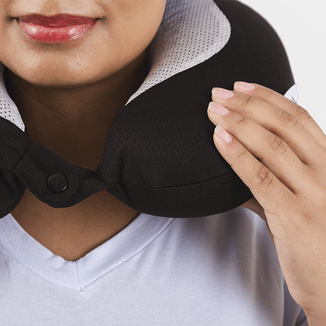 Travesseiro de pescoço anatômico para viagem e repouso, estruturado com espuma de memória de alta densidade para suporte firme da região cervical, item de alta performance da linha confort gel para suporte lombar, cervical e alívio do estresse muscular.