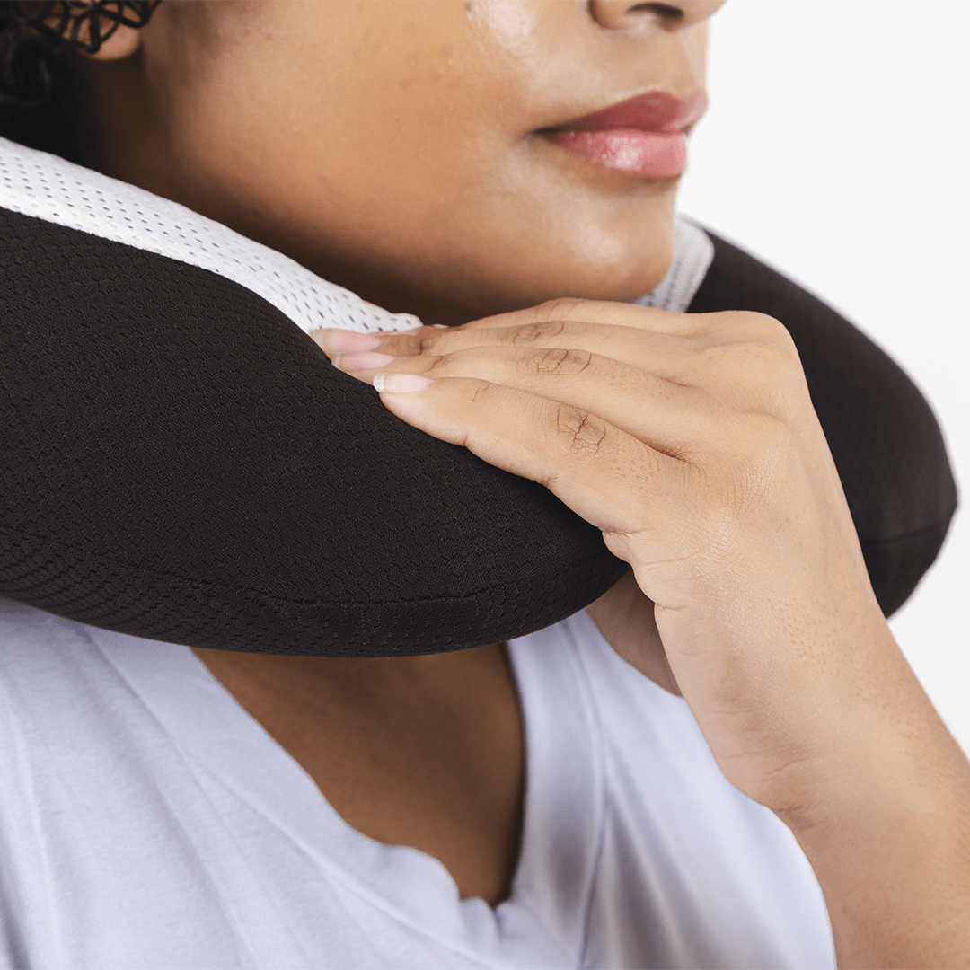 Travesseiro de pescoço anatômico para viagem e repouso, estruturado com espuma de memória de alta densidade para suporte firme da região cervical, combina camada de gel térmico com estrutura de memória macia e capa respirável e lavável para uso diário.