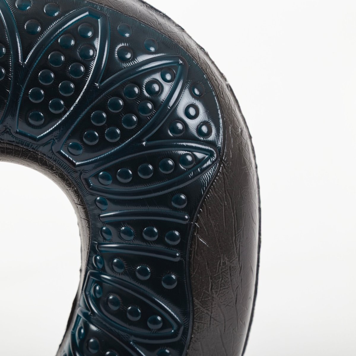 Travesseiro de pescoço anatômico para viagem e repouso, estruturado com espuma de memória de alta densidade para suporte firme da região cervical, combina camada de gel térmico com estrutura de memória macia e capa respirável e lavável para uso diário.