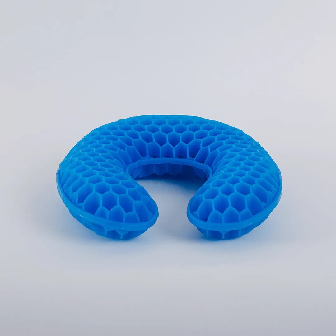 Travesseiro de pescoço ergonômico com gel térmico e espuma de memória, confeccionado em espuma viscoelástica macia com camada de gel refrescante e capa removível, item de alta performance da linha confort gel para suporte lombar, cervical e alívio do estresse muscular.