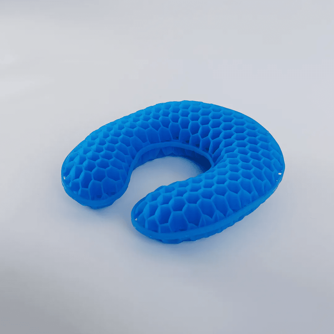 Travesseiro de pescoço ergonômico com gel térmico e espuma de memória, confeccionado em espuma viscoelástica macia com camada de gel refrescante e capa removível, desenvolvido com tecnologia de gel refrescante e espuma viscoelástica para adaptação perfeita aos contornos do corpo.