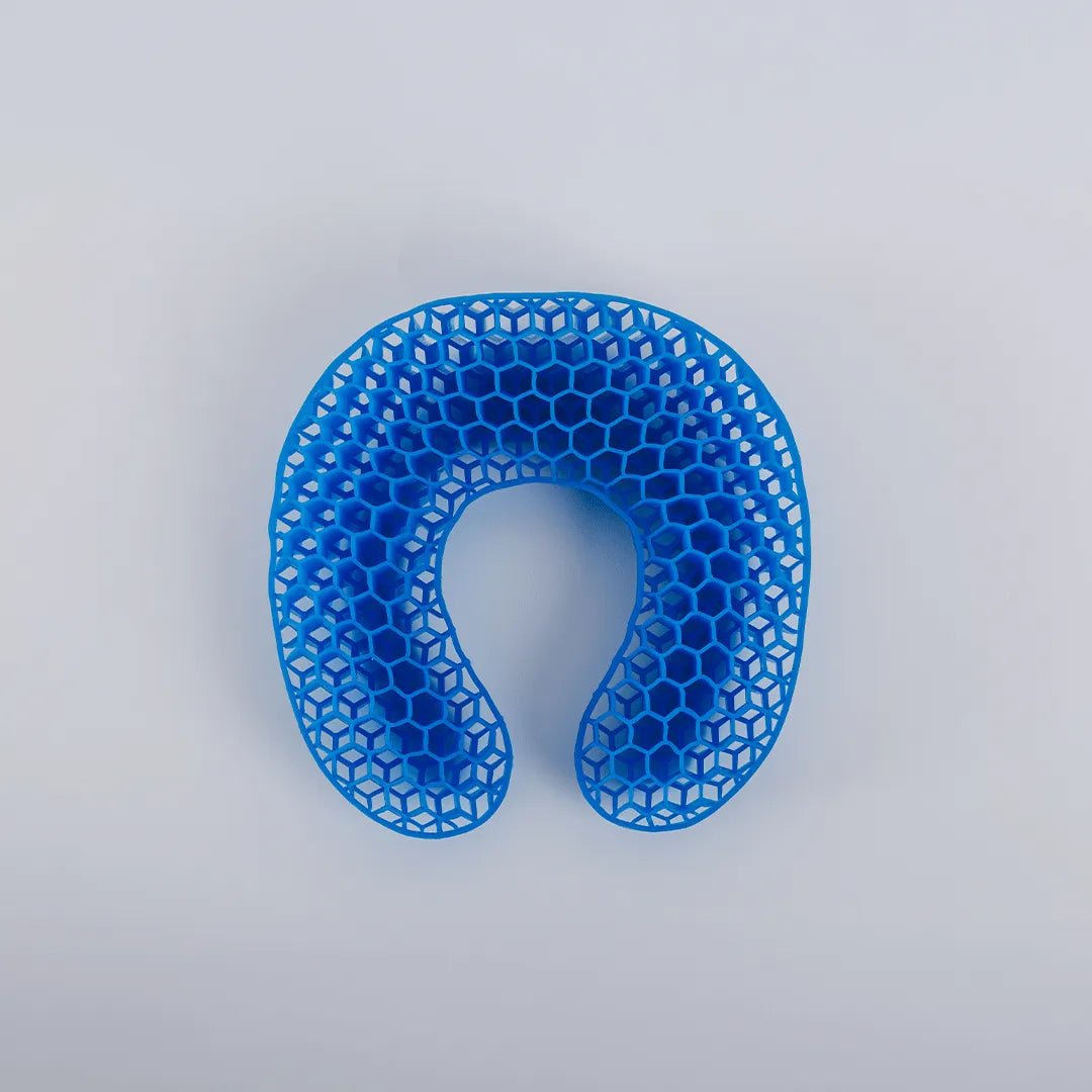 Travesseiro de pescoço ergonômico com gel térmico e espuma de memória, confeccionado em espuma viscoelástica macia com camada de gel refrescante e capa removível, uma solução ergonômica indispensável para prevenção de dores na coluna, melhora da circulação e relaxamento.