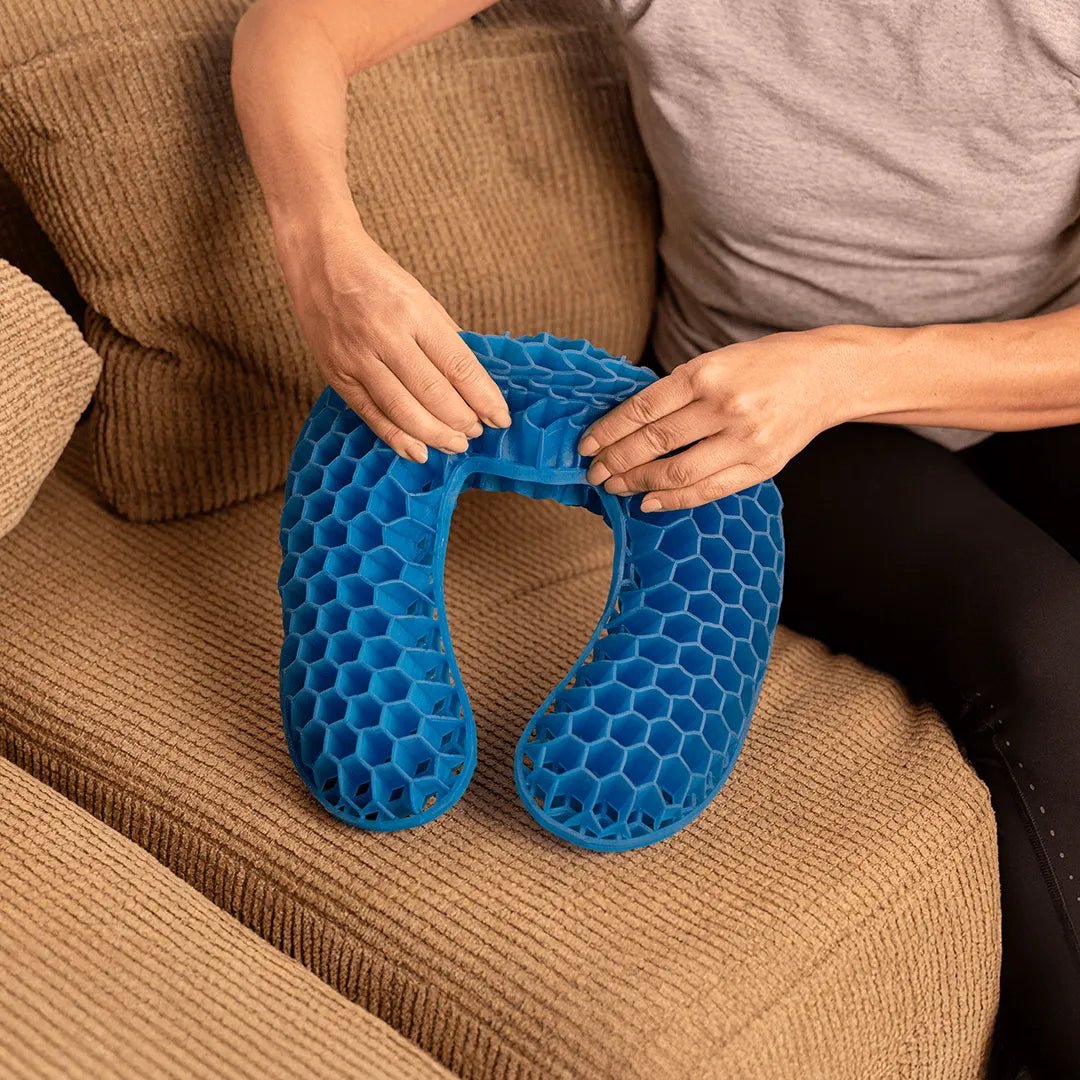 Travesseiro de pescoço ergonômico com gel térmico e espuma de memória, confeccionado em espuma viscoelástica macia com camada de gel refrescante e capa removível, dispositivo de conforto ergonômico que proporciona dissipação de calor, suporte firme e extrema maciez.