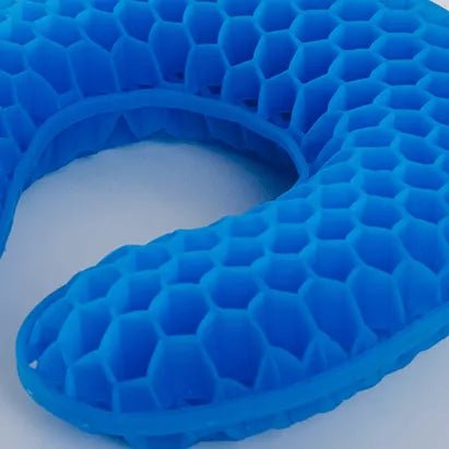 Travesseiro de pescoço ergonômico com gel térmico e espuma de memória, confeccionado em espuma viscoelástica macia com camada de gel refrescante e capa removível, proporciona máxima sensação de frescor, sustentação anatômica e alívio imediato para pontos de pressão.